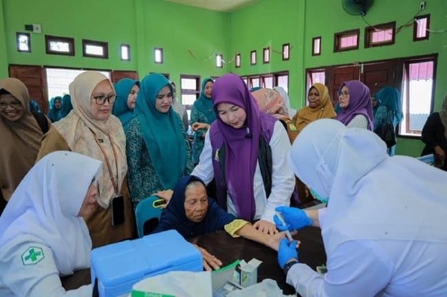 Ketua Tim Pembina Posyandu Kabupaten Aceh Besar Hj. Rita Mayasari, meninjau pelaksanaan pemeriksaan kesehatan gratis di Posyandu Bungong Pade, Gampong Weu, Kecamatan Kota Jantho, Kabupaten Aceh Besar, Senin (10/8/2026). FOTO/ MC ACEH BESAR Ketua Tim Pembina Posyandu Kabupaten Aceh Besar Hj. Rita Mayasari, meninjau pelaksanaan pemeriksaan kesehatan gratis di Posyandu Bungong Pade, Gampong Weu, Kecamatan Kota Jantho, Kabupaten Aceh Besar, Senin (10/8/2026). FOTO/ MC ACEH BESAR