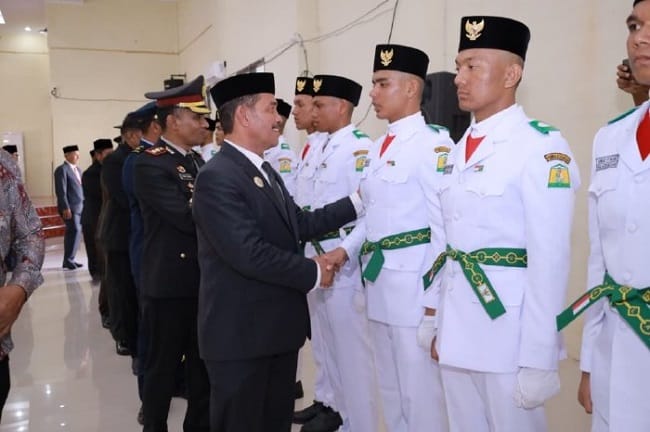 Wakil Bupati Aceh Besar, Drs. H. Syukri A. Jalil, bersalaman usai mengukuhkan 72 pelajar yang terpilih sebagai Paskibraka untuk memperingati HUT ke-81 Kemerdekaan RI Tahun 2026. Pengukuhan berlangsung di Aula SKB Kota Jantho, Aceh Besar, Minggu (16/08/2026) Wakil Bupati Aceh Besar, Drs. H. Syukri A. Jalil, bersalaman usai mengukuhkan 72 pelajar yang terpilih sebagai Paskibraka untuk memperingati HUT ke-81 Kemerdekaan RI Tahun 2026. Pengukuhan berlangsung di Aula SKB Kota Jantho, Aceh Besar, Minggu (16/08/2026)