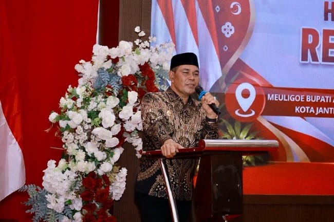 Bupati Aceh Besar H. Muharram Idris menyampaikan sambutan pada Malam Resepsi Kenegaraan HUT ke-81 Kemerdekaan RI di Meuligoe Bupati Aceh Besar, Kota Jantho, Senin (17/8/2026) malam. FOTO/ MC ACEH BESAR Bupati Aceh Besar H. Muharram Idris menyampaikan sambutan pada Malam Resepsi Kenegaraan HUT ke-81 Kemerdekaan RI di Meuligoe Bupati Aceh Besar, Kota Jantho, Senin (17/8/2026) malam. FOTO/ MC ACEH BESAR
