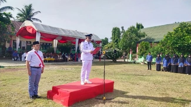 Camat Darul Kamal, Husaini, S.Pd.I., bertindak sebagai inspektur upacara HUT ke-81 RI di MIN 18 Aceh Besar, Kecamatan Darul Kamal, Senin (17/8/2026). FOTO/ MC ACEH BESAR
