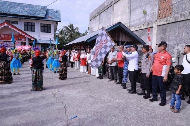 Wakil Bupati Aceh Besar, Syukri A. Jalil bersama Danlanud SIM Kolonel Pnb Suryo Anggoro, M.Tr. Han. Beserta Forkopimcam Blang Bintang melepas konvoi karnaval HUT ke-81 RI, di halaman Kantor Camat Blang Bintang, Rabu (19/8/2026). FOTO/ MC ACEH BESAR