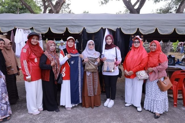 Ketua Pokja Bunda PAUD Nurul Fazli, S.Ag., bersama Ketua Bunda Paud Kecamatan Blang Bintang serta Ketua PIA Ardhya Garini Cabang 13/D.I Lanud SIM mengunjungi stand bazar UMKM dalam rangka memperingati HUT ke-81 Kemerdekaan Republik Indonesia, Ketua Pokja Bunda PAUD Nurul Fazli, S.Ag., bersama Ketua Bunda Paud Kecamatan Blang Bintang serta Ketua PIA Ardhya Garini Cabang 13/D.I Lanud SIM mengunjungi stand bazar UMKM dalam rangka memperingati HUT ke-81 Kemerdekaan Republik Indonesia,