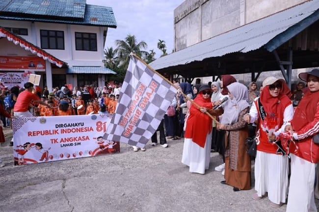 Ketua Pokja Bunda PAUD Aceh Besar Hj Nurul Fazli SAg bersama Ketua Bunda Paud Kecamatan Blang Bintang serta Ketua PIA Ardhya Garini Cabang 13/D.I Lanud SIM melepas konvoi karnaval HUT ke-81 RI, di halaman Kantor Camat Blang Bintang, Rabu (19/8/2026).