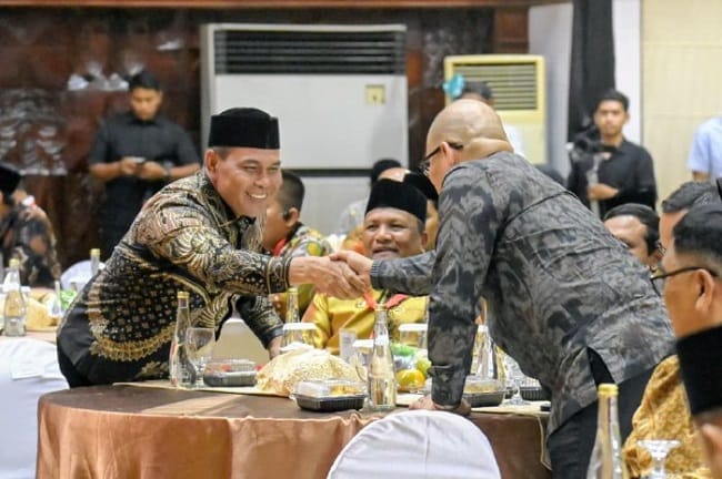 Bupati Aceh Besar, H Muharram Idris menghadiri pengukuhan dan rapat Forum Komunikasi Kabupaten/Kota se-Aceh (FKKA), di Anjong Mon Mata, Kompleks Meuligoe Gubernur Aceh, Banda Aceh, Rabu (19/8/2026) malam. FOTO/MC ACEH BESAR