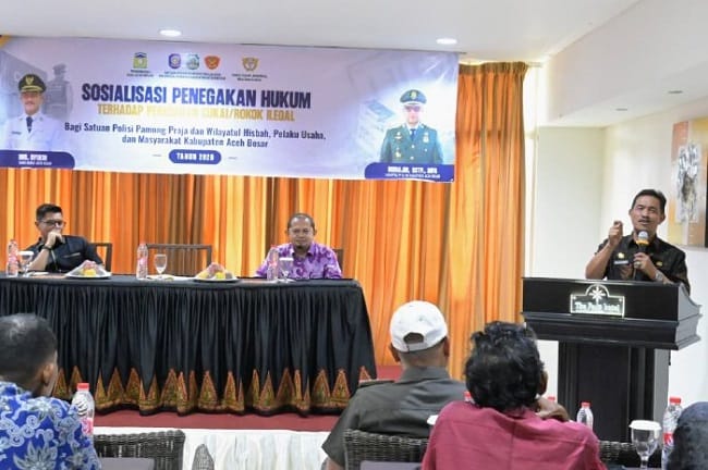 Wakil Bupati Aceh Besar Drs H Syukri A Jalil sampaikan sambutan sekaligus membuka Sosialaisasi Penegakan Hukum terhadap Peradaran Rokok Ilegal di Hotel The Pade, Kecamatan Darul Imarah, Aceh Besar, Kamis (20/8/2026). FOTO/MC ACEH BESAR