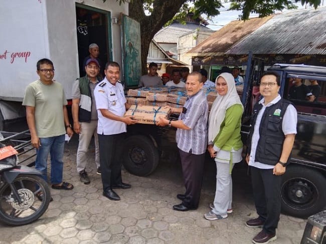 Camat Lhoknga, Zayadinur, S.STP, didampingi Sekretaris Kecamatan (Sekcam) Lhoknga, Ichwan Fadli, ST dan Sekretaris Mukim Lamlhom, Zulfikar menerima bantuan ikan segar beku sebanyak 3,7 ton dari Dinas Kelautan dan Perikanan (DKP) Aceh, Rabu (19/8/2026
