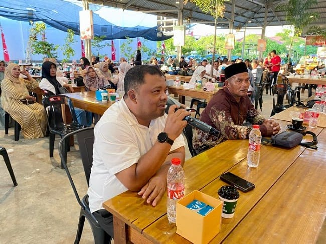 Kadiskopukmdag Aceh Besar, Drs Sulaimi MSi, menyampaikan tanggapannya saat menghadiri launching produk Sumabee Honey, di Barika Kupi Batoh, Banda Aceh, Rabu (19/8/2026). FOTO/ MC ACEH BESAR