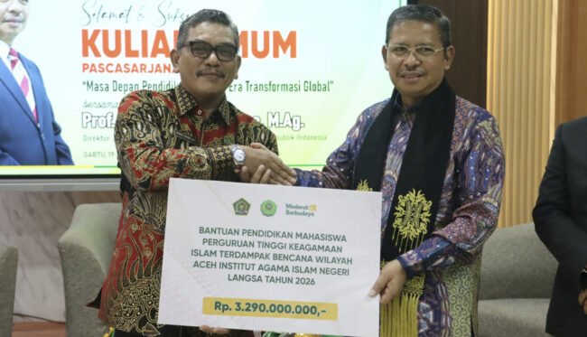 Penyerahan bantuan secara simbolis oleh Dirjen Pendidikan Islam kepada IAIN Langsa. Foto: dok. Kemenag