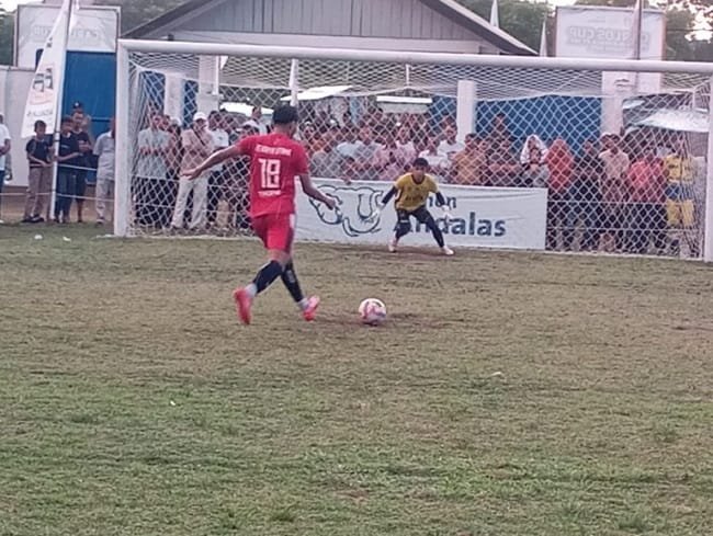 Montes FC berhasil mengalahkan PS Karya Utama melalui drama adu penalti dalam lanjutan turnamen Carlos Cup 2026, yang digelar dalam rangka memperingati HUT PT Solusi Bangunan Andalas (SBA) 2026. Foto/Istimewa