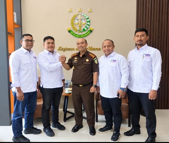 Ketua SMSI Aceh Besar Zulfikar, S.Pd., bersama pengurus saat melakukan silaturahmi dan audiensi dengan Kajari Aceh Besar Dr. Wisnu Murtopo Nur Muhamad, S.H., M.H., Selasa (22/9/2026). Foto: (SMSI Aceh Besar).