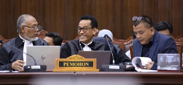 Pemohon Denny Indrayana bersama Kuasa Hukumnya Bambang Widjojanto dan Refly Harun saat mengikuti sidang pemeriksaan pendahuluan permohonan Perselisihan Hasil Pemilihan Umum, di Ruang Sidang MK. (Foto: Humas)