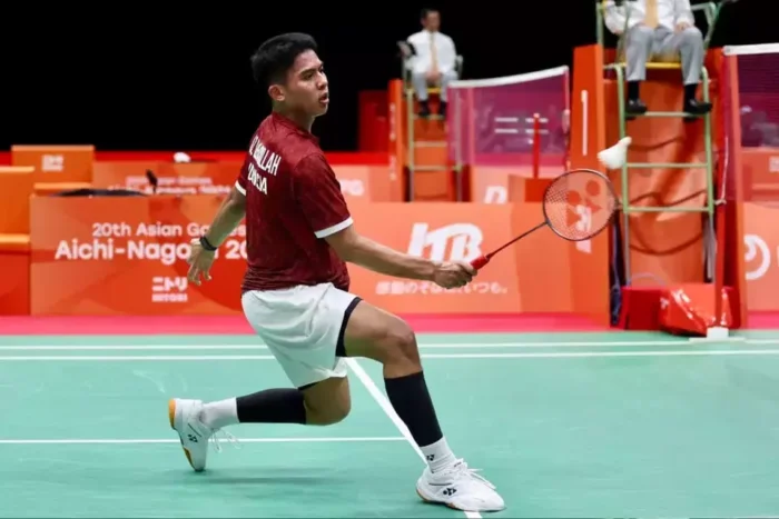 Moh Zaki Ubaidillah menjadi penentu kemenangan Indonesia atas Malaysia 3-2 pada perempat final bulu tangkis beregu putra Asian Games 2026. Foto: PBSI