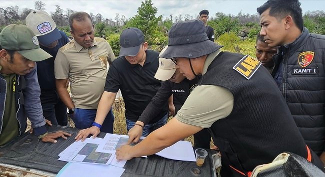 Ditreskrimsus Polda Aceh melakukan pemeriksaan forensik terkait kebakaran lahan di kawasan HGU PT GSM. Foto: Polda Aceh.