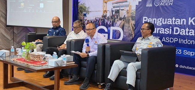 Kepala KSOP Kelas IV Malahayati, Capt. Amfami, S.H., M.M., M.Mar (dua dari kanan) saat menjadi narasumber dalam Focus Group Discussion (FGD) bertajuk “Penguatan Kepatuhan dan Akurasi Data Manifest” bersama Dinas Perhubungan Aceh dan PT ASDP Indonesia Ferry Cabang Banda Aceh di Aula Multimoda Gedung Balai Dinas Perhubungan Aceh, Banda Aceh, Rabu (23/9/2026). Foto: KSOP Malahayati Kepala KSOP Kelas IV Malahayati, Capt. Amfami, S.H., M.M., M.Mar (dua dari kanan) saat menjadi narasumber dalam Focus Group Discussion (FGD) bertajuk “Penguatan Kepatuhan dan Akurasi Data Manifest” bersama Dinas Perhubungan Aceh dan PT ASDP Indonesia Ferry Cabang Banda Aceh di Aula Multimoda Gedung Balai Dinas Perhubungan Aceh, Banda Aceh, Rabu (23/9/2026). Foto: KSOP Malahayati