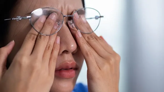Kebiasaan mengucek mata bukan cuma tidak efektif, tapi juga berisiko. Foto: Getty Images/Jiratcha Piamnoppacun