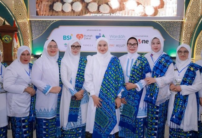 Ketua BKMT Aceh Besar, Hj. Nurul Fazli, S.Ag menghadiri acara Milad Ke-45 dan Pembukaan Mukhtamar ke-10 Badan Kontak Majelis Taklom Tahun 2026 di Asrama Haji Pondok Gede, Jakarta, Kamis (24/9/2026). FOTO/ PROKOPIM ACEH BESAR Ketua BKMT Aceh Besar, Hj. Nurul Fazli, S.Ag menghadiri acara Milad Ke-45 dan Pembukaan Mukhtamar ke-10 Badan Kontak Majelis Taklom Tahun 2026 di Asrama Haji Pondok Gede, Jakarta, Kamis (24/9/2026). FOTO/ PROKOPIM ACEH BESAR