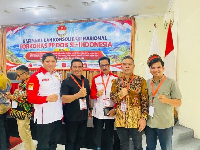 Bupati Aceh Besar, H Muharram Idris dan Ketua DPRK Abdul Muchti SIKom foto bersama Panitia Persiapan Calon Daerah Otonomi Baru (CDOB) Aceh Raya mengikuti Rapimnas FORKONAS PP DOB se-Indonesia di Jakarta, Selasa (29/9/2026). FOTO/DOK PEMKAB ACEH BESAR Bupati Aceh Besar, H Muharram Idris dan Ketua DPRK Abdul Muchti SIKom foto bersama Panitia Persiapan Calon Daerah Otonomi Baru (CDOB) Aceh Raya mengikuti Rapimnas FORKONAS PP DOB se-Indonesia di Jakarta, Selasa (29/9/2026). FOTO/DOK PEMKAB ACEH BESAR