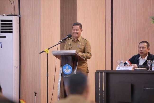 Wakil Bupati Aceh Besar Drs H Syukri A Jalil wakili Bupati sampaikan sambutan pada acara Rapat Sinegi Program Stakeholder kawasan rawan tanaman terlarang di Aula BGTK, Lubuk Sukon, Kecamatan Ingin Jaya, Aceh Besar, Selasa (29/9/2026). FOTO/ MC ACEH Wakil Bupati Aceh Besar Drs H Syukri A Jalil wakili Bupati sampaikan sambutan pada acara Rapat Sinegi Program Stakeholder kawasan rawan tanaman terlarang di Aula BGTK, Lubuk Sukon, Kecamatan Ingin Jaya, Aceh Besar, Selasa (29/9/2026). FOTO/ MC ACEH