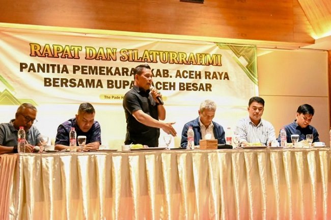 Bupati Aceh Besar, H Muharram Idris sampaikan sambutan dan arahan pada Rapat dan Silaturrahmi Penitia Pemekaran Aceh Besar bersama Bupati Aceh Besar di The Pade Hotel, Kecamatan Darul Imarah, Aceh Besar, Senin (14/9/2026) malam. FOTO/MC ACEH BESAR