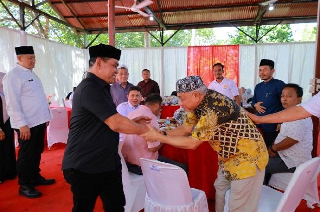 Bupati Aceh Besar H. Muharram Idris bersama Wakil Bupati Drs. Syukri A. Jalil saat mengunjungi Dayah Darul Musthafa di Gampong Cot Madhi, Blang Bintang, Senin (28/9/2026). FOTO/ MC ACEH BESAR Bupati Aceh Besar H. Muharram Idris bersama Wakil Bupati Drs. Syukri A. Jalil saat mengunjungi Dayah Darul Musthafa di Gampong Cot Madhi, Blang Bintang, Senin (28/9/2026). FOTO/ MC ACEH BESAR