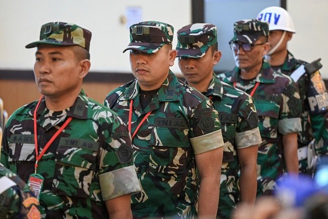 Terdakwa kasus penyiraman air keras kepada aktivis KontraS Andrie Yunus, Lettu Sami Lakka (kiri), Kapten Nandala Dwi Prasetya (kedua kiri), Lettu Budhi Hariyanto Cahyono (ketiga kiri), dan Serda Edi Sudarko (kedua kanan) tiba untuk menjalani sidang pembacaan dakwaan di Pengadilan Militer II-08, Jakarta, Rabu (29/4/2026).