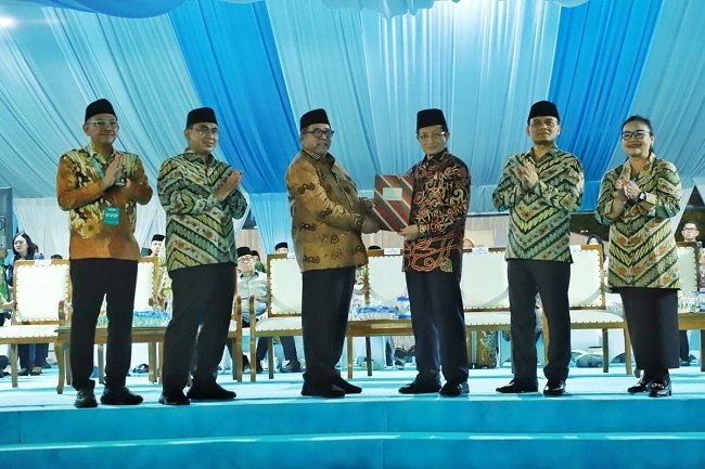 Menag menyampaikan SK penetapan tuan rumah MTQ Nasional 2027 kepada Wagub DKI Jakarta Rano Karno, Sabtu (19/9/2026). (Dok Kemenag) Menag menyampaikan SK penetapan tuan rumah MTQ Nasional 2027 kepada Wagub DKI Jakarta Rano Karno, Sabtu (19/9/2026). (Dok Kemenag)
