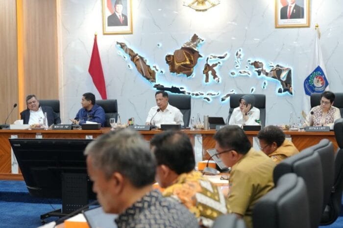 Menteri Dalam Negeri Muhammad Tito Karnavian menggelar Rapat Koordinasi bersama Menteri Perumahan dan Kawasan Permukiman Maruarar Sirait, Wakil Menteri Dalam Negeri Ribka Haluk, sejumlah kepala lembaga negara, serta para kepala daerah se-Provinsi Papua Pegunungan di Kantor Kementerian Dalam Negeri, Jakarta, Selasa (29/9/2026). Foto: dok. Kemendagri Menteri Dalam Negeri Muhammad Tito Karnavian menggelar Rapat Koordinasi bersama Menteri Perumahan dan Kawasan Permukiman Maruarar Sirait, Wakil Menteri Dalam Negeri Ribka Haluk, sejumlah kepala lembaga negara, serta para kepala daerah se-Provinsi Papua Pegunungan di Kantor Kementerian Dalam Negeri, Jakarta, Selasa (29/9/2026). Foto: dok. Kemendagri