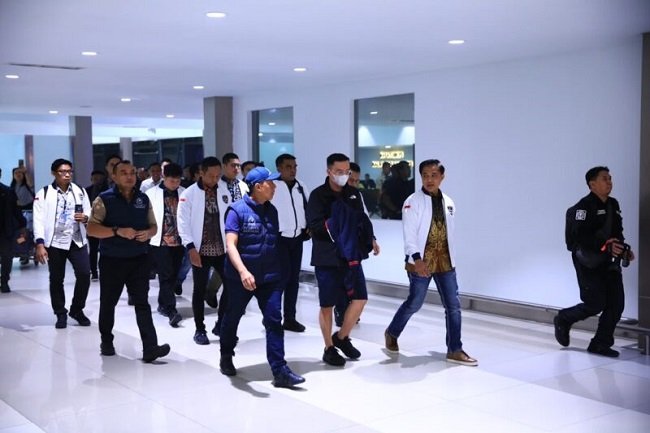 Dittipidsiber Bareskrim Polri membawa tersangka FP yang masuk DPO kasus dugaan perjudian online kembali ke Indonesia setelah ditangkap di Thailand, Jumat (25/9/2026). Foto: Dok. Istimewa Dittipidsiber Bareskrim Polri membawa tersangka FP yang masuk DPO kasus dugaan perjudian online kembali ke Indonesia setelah ditangkap di Thailand, Jumat (25/9/2026). Foto: Dok. Istimewa