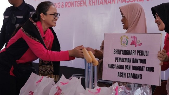 Ketua Umum Bhayangkari Ny Juliati Sigit Prabowo serahkan paket sembako kepada warga, Kamis (24/9/2026). FOTO: HUMAS. Ketua Umum Bhayangkari Ny Juliati Sigit Prabowo serahkan paket sembako kepada warga, Kamis (24/9/2026). FOTO: HUMAS.