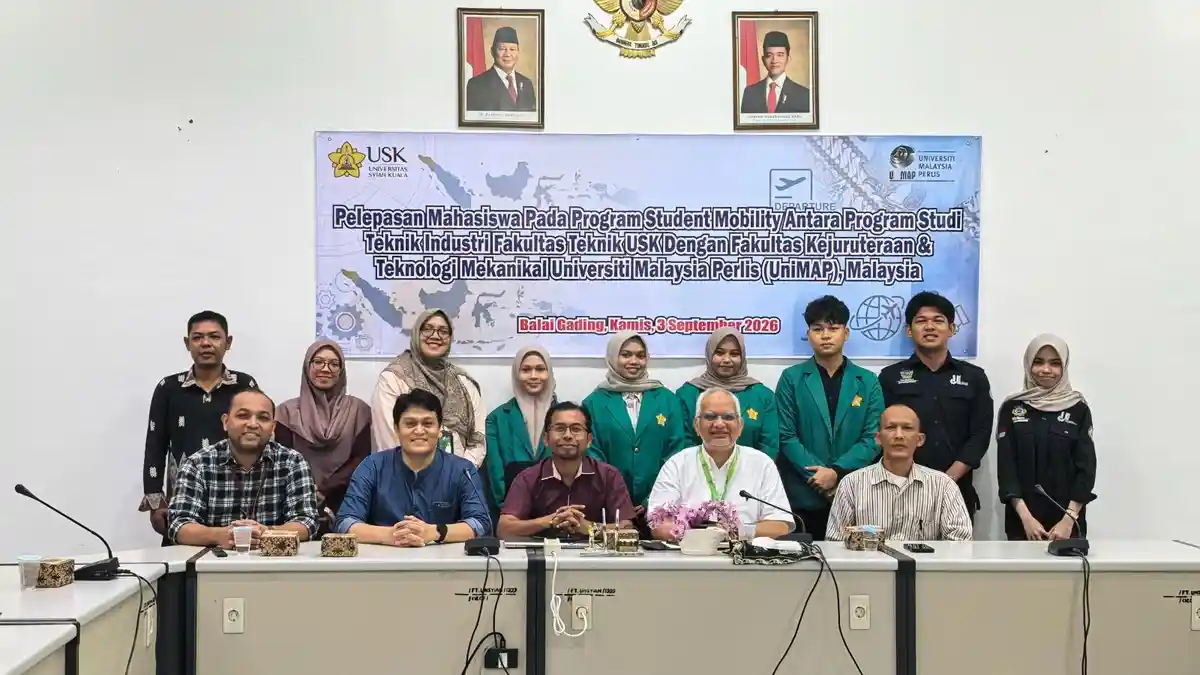 PERTUKARAN MAHASISWA - Dekan Fakultas Teknik USK, Prof Dr Ir Iskandar, dan jajaran saat melepas 4 mahasiswa mengikuti pertukaran mahasiswa di Universiti Malaysia Perlis (UniMAP), Malaysia di Fakultas Teknik USK, Darussalam, Kamis (3/9/2026). Keempat mahasiswa tersebut adalah Fitri Rahayu, Nailas Sururi, Fadiah Rizkiah, dan Muhammad Gibran Alfarizi Pratama. PERTUKARAN MAHASISWA - Dekan Fakultas Teknik USK, Prof Dr Ir Iskandar, dan jajaran saat melepas 4 mahasiswa mengikuti pertukaran mahasiswa di Universiti Malaysia Perlis (UniMAP), Malaysia di Fakultas Teknik USK, Darussalam, Kamis (3/9/2026). Keempat mahasiswa tersebut adalah Fitri Rahayu, Nailas Sururi, Fadiah Rizkiah, dan Muhammad Gibran Alfarizi Pratama.