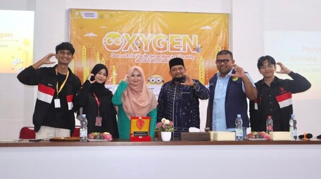 Peserta dan panitia OXYGEN (Outreach for Youth Generation in Educating about Tuberculosis) 2026 berfoto bersama usai kegiatan edukasi dan sosialisasi pencegahan Tuberkulosis (TBC) di Pesantren Modern Al-Manar, Banda Aceh, Minggu (20/9/2026). Peserta dan panitia OXYGEN (Outreach for Youth Generation in Educating about Tuberculosis) 2026 berfoto bersama usai kegiatan edukasi dan sosialisasi pencegahan Tuberkulosis (TBC) di Pesantren Modern Al-Manar, Banda Aceh, Minggu (20/9/2026).