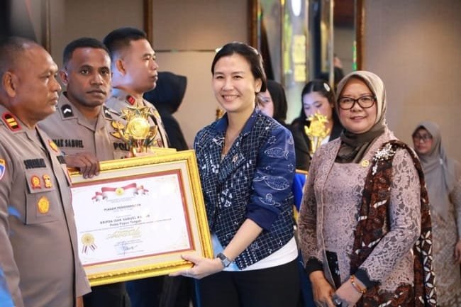 Foto : Bripda Isak S. Kafiar, personel Satgas Gakkum Ops damai Cartenz 2026 saat menerima penghargaan Kompolnas Award 2026/Humas Damai Cartenz Foto : Bripda Isak S. Kafiar, personel Satgas Gakkum Ops damai Cartenz 2026 saat menerima penghargaan Kompolnas Award 2026/Humas Damai Cartenz