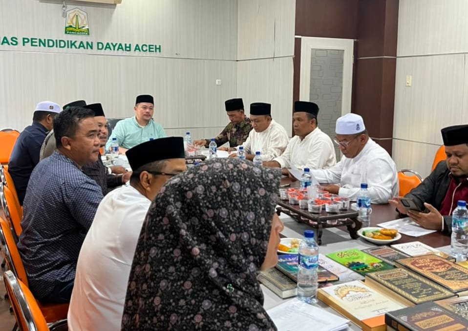 Dinas Pendidikan Dayah Aceh memberikan penjelasan terkait pengadaan Al-Qur’an dan kitab senilai Rp50,53 miliar untuk 286 dayah di Aceh. Foto: Ist Dinas Pendidikan Dayah Aceh memberikan penjelasan terkait pengadaan Al-Qur’an dan kitab senilai Rp50,53 miliar untuk 286 dayah di Aceh. Foto: Ist