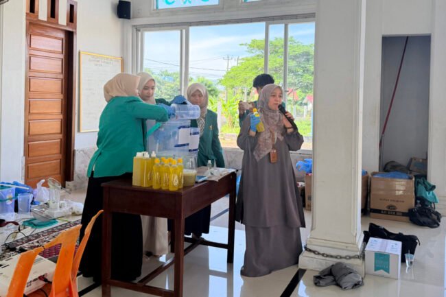 USK Inovasikan Sabun Cuci Piring dari Ekstrak Belimbing Wuluh untuk Berdayakan IRT di Desa Barabung