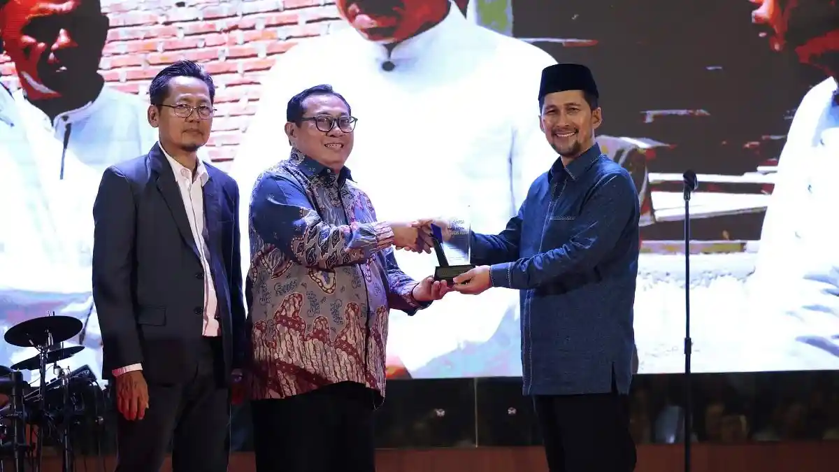 TERIMA PENGHARGAAN – Asisten Pemerintahan Sekda Aceh, Syakir, mewakili Wagub Fadhlullah menerima penghargaan SMSI Aceh Awards 2026 kategori pada acara yang digelar Serikat Media Siber Indonesia (SMSI) Aceh di Anjong Mon Mata, Kompleks Meuligoe Gubernur Aceh, Sabtu (5/9/2026) malam. TERIMA PENGHARGAAN – Asisten Pemerintahan Sekda Aceh, Syakir, mewakili Wagub Fadhlullah menerima penghargaan SMSI Aceh Awards 2026 kategori pada acara yang digelar Serikat Media Siber Indonesia (SMSI) Aceh di Anjong Mon Mata, Kompleks Meuligoe Gubernur Aceh, Sabtu (5/9/2026) malam.