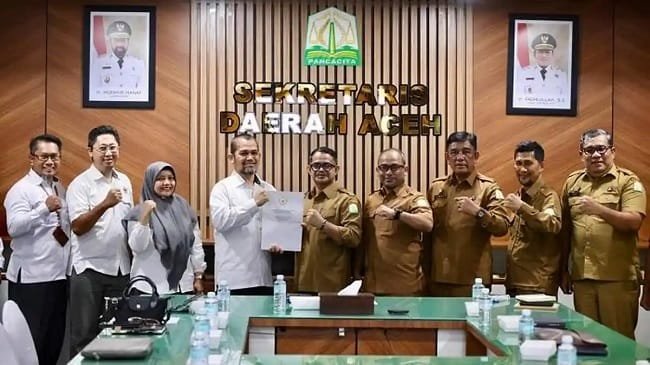 FOTO BERSAMA – Plt Sekda Aceh Taufik beserta jajaran pejabat Pemerintah Aceh melakukan foto bersama dengan jajaran pejabat BPK RI dalam pertemuan di Ruang Rapat Sekda Aceh, Senin (31/8/2026).