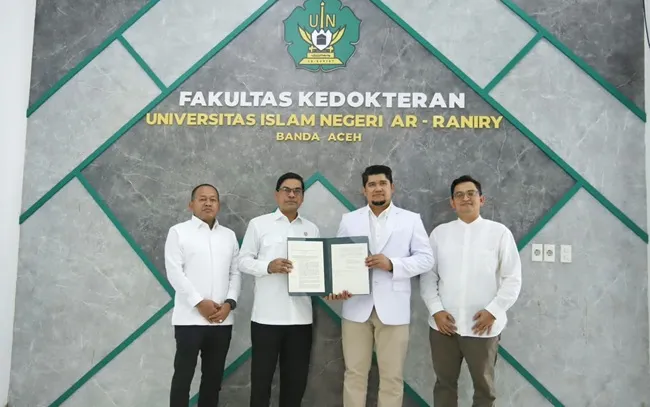 PERLIHATKAN SURAT KEPUTUSAN — Rektor UIN Ar-Raniry Prof Mujiburrahman didampingi tim Fakultas Kedokteran UIN Ar-Raniry memperlihatkan surat keputusan terkait izin pembukaan Program Studi Kedokteran, Selasa (1/9/2026). PERLIHATKAN SURAT KEPUTUSAN — Rektor UIN Ar-Raniry Prof Mujiburrahman didampingi tim Fakultas Kedokteran UIN Ar-Raniry memperlihatkan surat keputusan terkait izin pembukaan Program Studi Kedokteran, Selasa (1/9/2026).