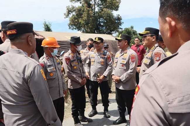 Personel Polri menyerahkan bantuan kepada petugas dalam kesiapsiagaan menghadapi peningkatan aktivitas Gunung Sinabung di Kabupaten Karo, Sumatera Utara, Selasa, (1/9/2026). Personel Polri menyerahkan bantuan kepada petugas dalam kesiapsiagaan menghadapi peningkatan aktivitas Gunung Sinabung di Kabupaten Karo, Sumatera Utara, Selasa, (1/9/2026).