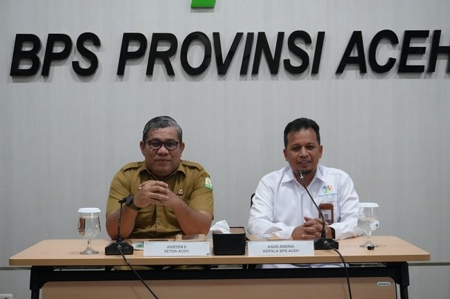 Asisten II Sekda Aceh bersama Kepala BPS Aceh menyampaikan paparan terkait perkembangan inflasi, nilai tukar petani, neraca perdagangan, dan pariwisata Aceh di Kantor BPS Provinsi Aceh, Banda Aceh, Senin (1/9/2026).