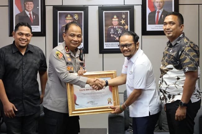 Kapolda Aceh Irjen Pol. Ruddi Setiawan menerima penghargaan dari Ketua AMSI Provinsi Aceh Aryos Nivada sebagai Tokoh Humanis Pemelihara Kamtibmas dan Mitra Strategis Perusahaan Pers di ruang kerja Kapolda Aceh, Banda Aceh, Selasa (1/9/2026). FOTO/Humas Polda Aceh