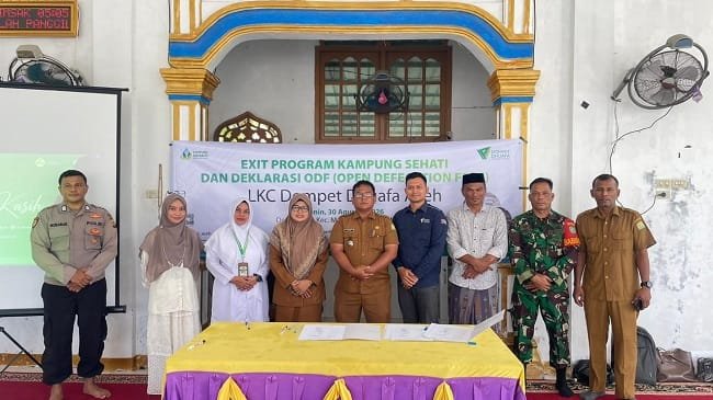 Sekretaris Dinas Kesehatan Kabupaten Aceh Besar berfoto bersama perwakilan LKC Dompet Dhuafa Aceh, aparatur gampong, kader kesehatan, dan masyarakat usai kegiatan Exit Program Gampong Sehat Sanitasi (SEHATI) dan Deklarasi ODF di Gampong Atong, Kecamatan Montasik, Kabupaten Aceh Besar, Senin (31/8/2026). FOTO/MC ACEH BESAR
