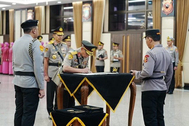 Kapolri Jenderal Pol. Listyo Sigit Prabowo (kanan) memimpin upacara serah terima jabatan (sertijab) jabatan Asisten Sumber Daya Manusia (As SDM) Kapolri di Rupattama Mabes Polri, Jakarta Selatan, Rabu (2/9/2026). HO-Divisi Humas Polri