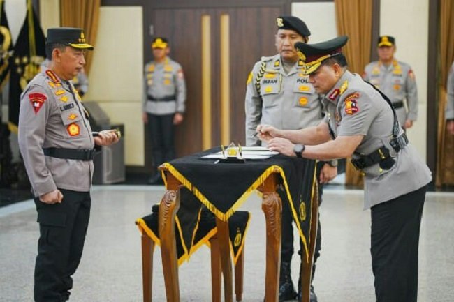 LANTIK - Kapolri Listyo Sigit Prabowo memimpin Sertijab sejumlah pejabat Polri, termasuk pergantian Kapolda Sulut, Brigjen Pol Yudo Hermanto resmi menggantikan Irjen Pol Roycke Harry Langie sebagai Kapolda Sulut, Rabu (2/9/2026). LANTIK - Kapolri Listyo Sigit Prabowo memimpin Sertijab sejumlah pejabat Polri, termasuk pergantian Kapolda Sulut, Brigjen Pol Yudo Hermanto resmi menggantikan Irjen Pol Roycke Harry Langie sebagai Kapolda Sulut, Rabu (2/9/2026).