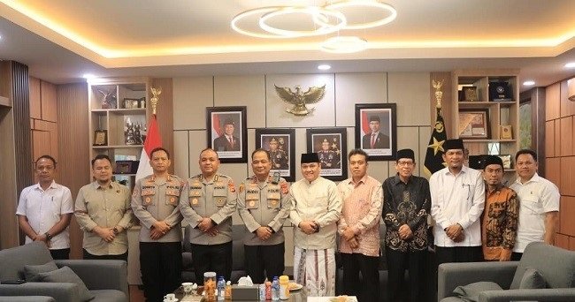 FOTO BERSAMA - Kapolda Aceh Irjen Pol. Ruddi Setiawan berfoto bersama Ketua Badan Baitul Mal Aceh (BMA) Tgk. H. Muhammad Yunus M. Yusuf beserta jajaran dalam kunjungan silaturahmi di ruang kerja Kapolda Aceh, Rabu (2/9/2026). FOTO BERSAMA - Kapolda Aceh Irjen Pol. Ruddi Setiawan berfoto bersama Ketua Badan Baitul Mal Aceh (BMA) Tgk. H. Muhammad Yunus M. Yusuf beserta jajaran dalam kunjungan silaturahmi di ruang kerja Kapolda Aceh, Rabu (2/9/2026).