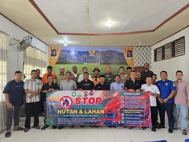 Camat dan Forkopimcam Darul Kamal foto bersama usai sosialisasi dan edukasi pencegahan karhutla di Kantor Camat Darul Kamal, Rabu (2/9/2026). FOTO/ MC ACEH BESAR