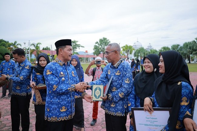 Wakil Bupati Aceh Besar Drs H Syukri A Jalil, menyerahkan penghargaan kepada para kepala sekolah pada peringatan Hardikda ke-67 Tahun 2026, di Lapangan Upacara Kantor Bupati Aceh Besar, Kota Jantho, Rabu (2/9/2026). FOTO/ MC ACEH BESAR Wakil Bupati Aceh Besar Drs H Syukri A Jalil, menyerahkan penghargaan kepada para kepala sekolah pada peringatan Hardikda ke-67 Tahun 2026, di Lapangan Upacara Kantor Bupati Aceh Besar, Kota Jantho, Rabu (2/9/2026). FOTO/ MC ACEH BESAR
