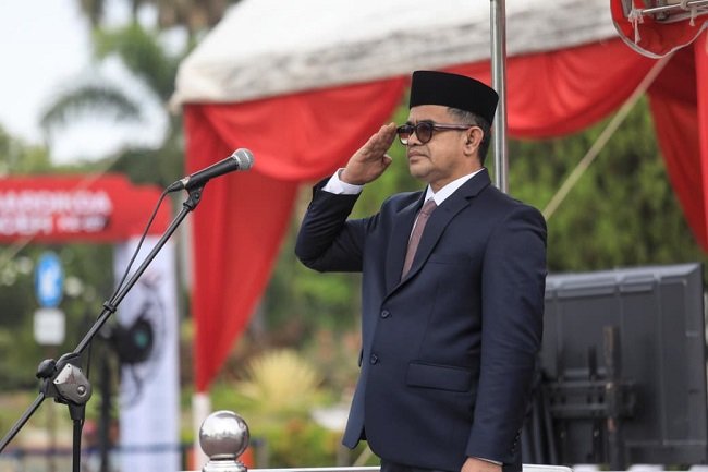 Pelaksana Tugas (Plt) Sekretaris Daerah (Sekda) Aceh, Taufik, ST, M.Si, saat bertindak sebagai Inspektur Upacara pada peringatan Hari Pendidikan Daerah (Hardikda) Aceh ke-67 Tahun 2026 (Foto: Humas Pemprov Aceh)