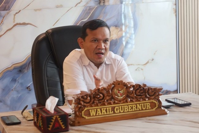 Wakil Gubernur Aceh Fadhlullah (Dek Fadh) mengikuti rapat koordinasi percepatan rehabilitasi dan rekonstruksi pascabencana secara virtual dari Jakarta, Rabu, 2/92026. (Foto: Humas Pemerintah Aceh) Wakil Gubernur Aceh Fadhlullah (Dek Fadh) mengikuti rapat koordinasi percepatan rehabilitasi dan rekonstruksi pascabencana secara virtual dari Jakarta, Rabu, 2/92026. (Foto: Humas Pemerintah Aceh)