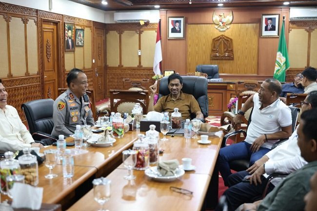 MEMBAHAS MITIGASI BENCANA - Gubernur Aceh, Muzakir Manaf dan Kapolda Aceh, Irjen Pol Ruddi Setiawan membahas langkah-langkah mitigasi bencana Aceh, di ruang kerja Gubernur Aceh, Banda Aceh, Rabu (2/9/2026) sore. MEMBAHAS MITIGASI BENCANA - Gubernur Aceh, Muzakir Manaf dan Kapolda Aceh, Irjen Pol Ruddi Setiawan membahas langkah-langkah mitigasi bencana Aceh, di ruang kerja Gubernur Aceh, Banda Aceh, Rabu (2/9/2026) sore.