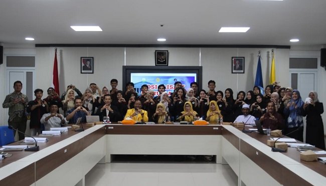 Sejumlah perwakilan Lembaga Wali Nanggroe Aceh bersama jajaran Universitas Teuku Umar (UTU) berfoto bersama usai kegiatan sosialisasi Qanun Aceh Nomor 2 Tahun 2023 tentang Wali Nanggroe dan Peraturan Wali Nanggroe Nomor 2 Tahun 2023 tentang Pageu Nanggroe di Meulaboh, Aceh Barat, Rabu (2/9/2026). FOTO/Humas Lembaga Wali Nanggroe Sejumlah perwakilan Lembaga Wali Nanggroe Aceh bersama jajaran Universitas Teuku Umar (UTU) berfoto bersama usai kegiatan sosialisasi Qanun Aceh Nomor 2 Tahun 2023 tentang Wali Nanggroe dan Peraturan Wali Nanggroe Nomor 2 Tahun 2023 tentang Pageu Nanggroe di Meulaboh, Aceh Barat, Rabu (2/9/2026). FOTO/Humas Lembaga Wali Nanggroe